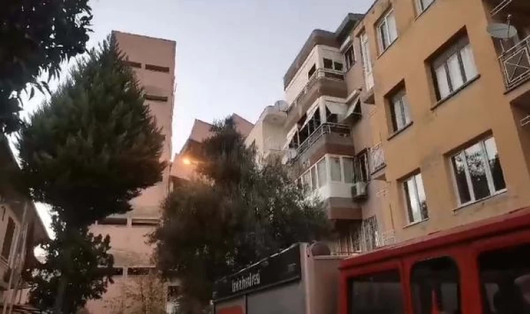 İzmir’de okul binası, yıkımı sırasında bir apartmanın üzerine doğru yan yattı