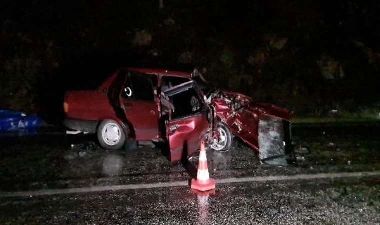 İzmir’de otomobiller çarpıştı; belediye personeli öldü, sürücü ağır yaralı