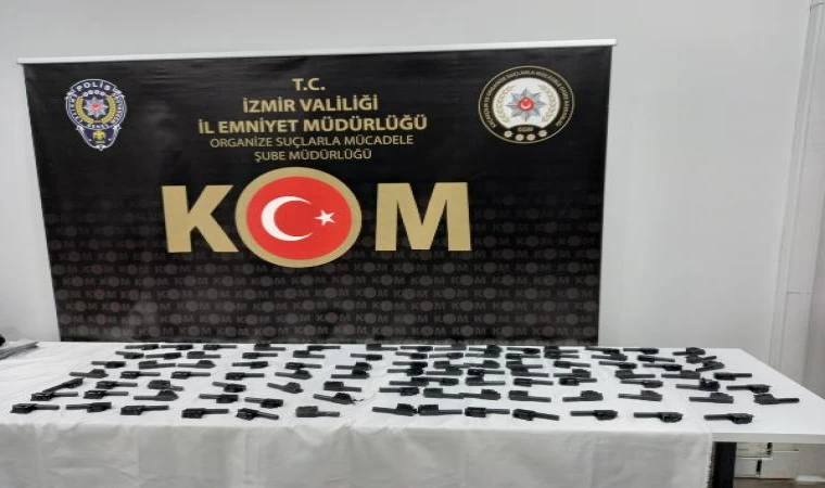 İzmir’de otomobillerde tabanca parçaları ele geçirildi; 2 gözaltı