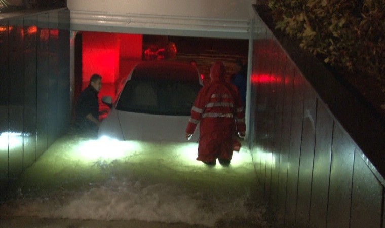 İzmirde otoparkı su bastı, lüks araçlar sular altında kaldı