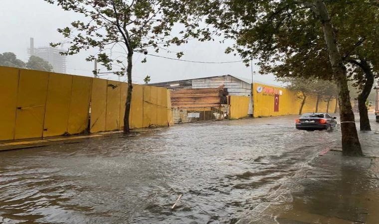 İzmir’de sağanak; cadde ve sokaklar göle döndü