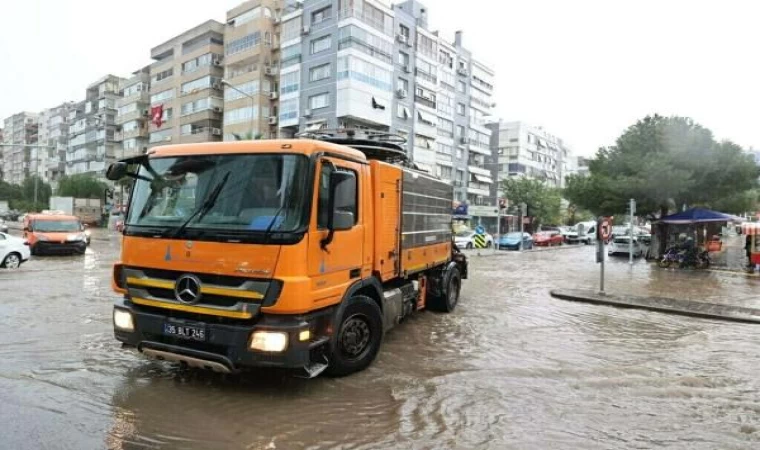 İzmir’de sağanak; cadde ve sokaklar göle döndü (3)