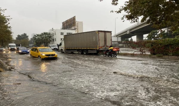 İzmir’de sağanak etkili oldu