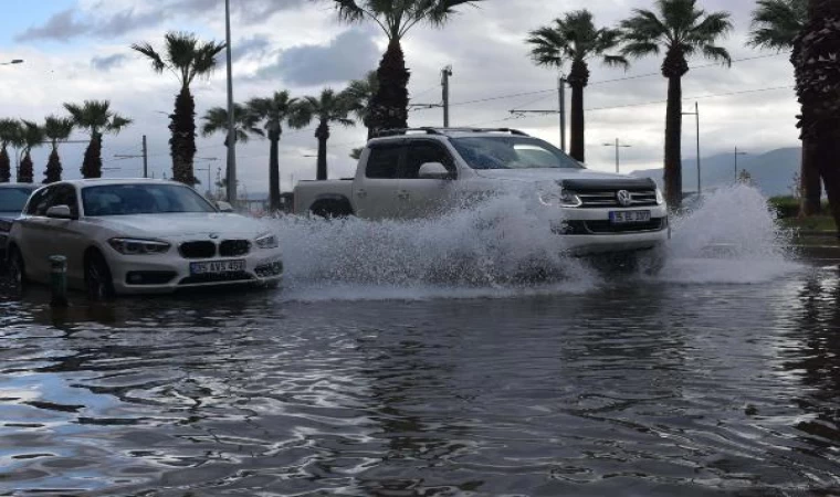 İzmir’de şiddetli yağış ve fırtına; tsunami etkisi yarattı (2)