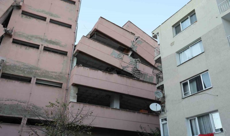 İzmirde yıkımı yapılan lise yan yattı, 3 apartman boşaltıldı