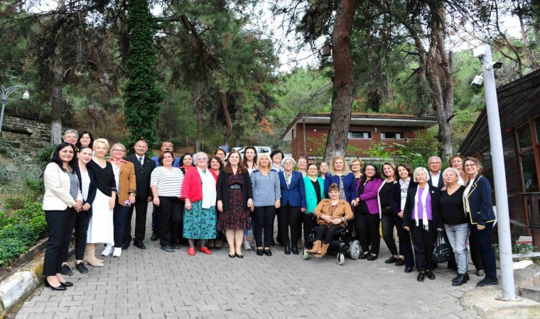 İzmirdeki kadın politikaları Balçovada konuşuldu