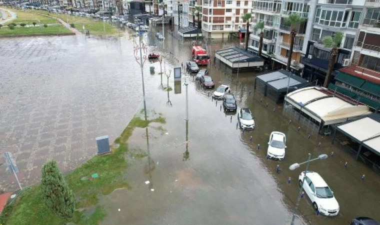 İzmir’deki taşkın; bini aşkın ev ve iş yeri etkilendi