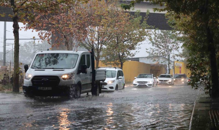 İzmiri sağanak vurdu: Cadde ve sokaklar göle döndü