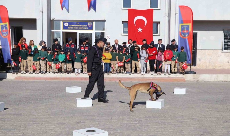 Jandarma ekipleri kurumun faaliyetlerini öğrencilere anlattı