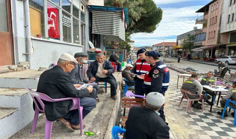 Jandarma ekipleri vatandaşları dolandırıcılık olaylarına karşı bilgilendiriyor