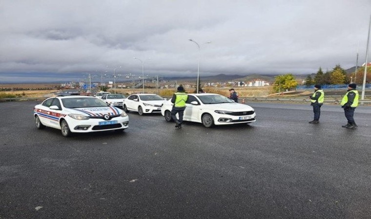 Jandarma trafik denetimlerinde 5 bin 557 sürücü kontrol edildi