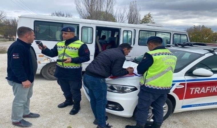 Jandarmanın okul servislerine yönelik trafik denetimleri sürdüyor