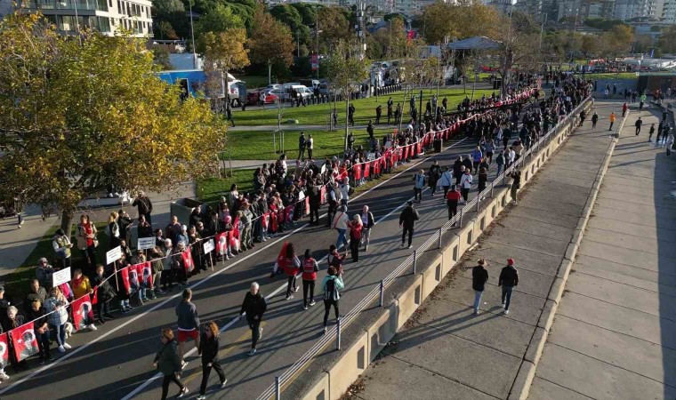 Kadıköyde binlerce kişi Ataya Saygı Zinciri oluşturdu