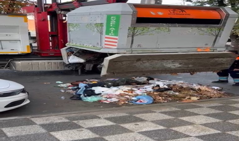 Kadıköyde bir kişi girdiği çöp konteynerinden 2 gün sonra vinçle çıkarıldı