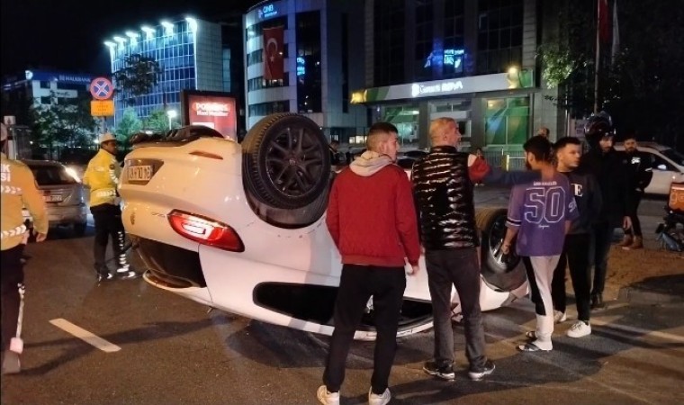 Kadıköyde makas atan araç takla atarak motosikletin üzerine düştü: 1 ağır yaralı