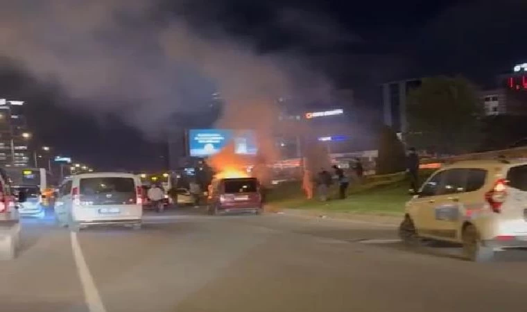 Kadıköy’de seyir halindeki hafif ticari araç alev alev yandı 