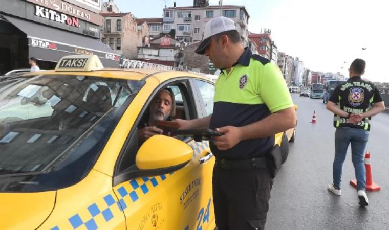 Kadıköy’de seyir halindeyken telefonla konuşan taksiciden ilginç savunma 