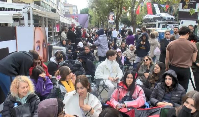 Kadıköy’de ünlü kozmetik mağazası açılışında izdiham 