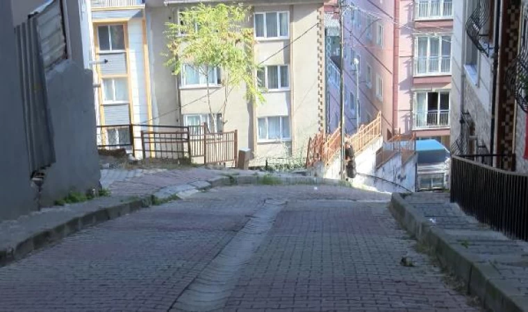 Kağıthane’de yokuştan kayan araç apartman bahçesine düştü