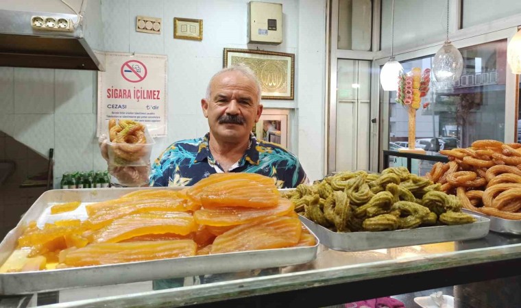 Kahramanmaraşta bir tatlıcı depremde 10 saat enkazda kaldı, şubeleri zarar gördü tatlı yapmaktan vazgeçmedi