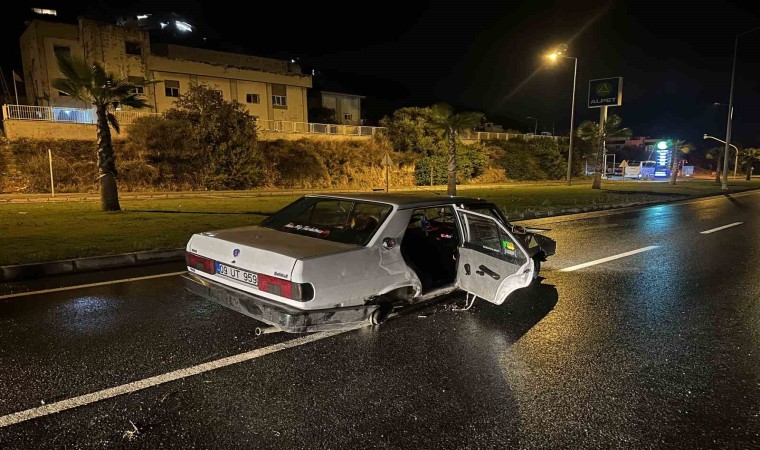 Kaldırıma çarpan otomobilin tekerlekleri yerinden çıktı: 3 yaralı