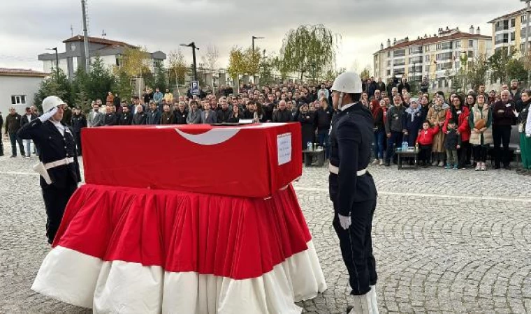 Kalp krizi geçiren polis öldü; cenazede eşi fotoğrafına sarılarak gözyaşı döktü