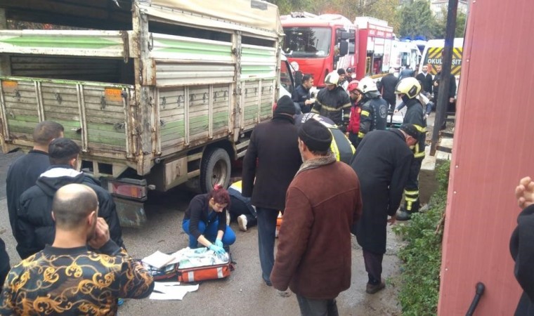 Kamyonetin altında kalan yaşlı adamı hayata döndürmek için zamanla yarıştılar