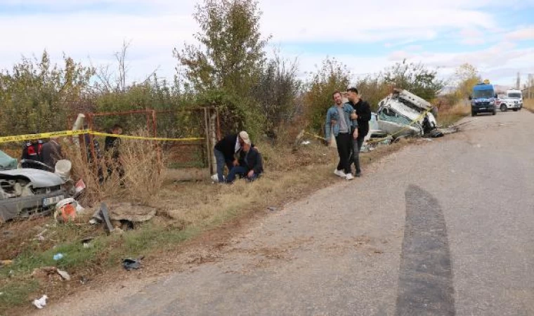 Kamyonetle hafif ticari araç çarpıştı; 2 ölü, 3 yaralı 