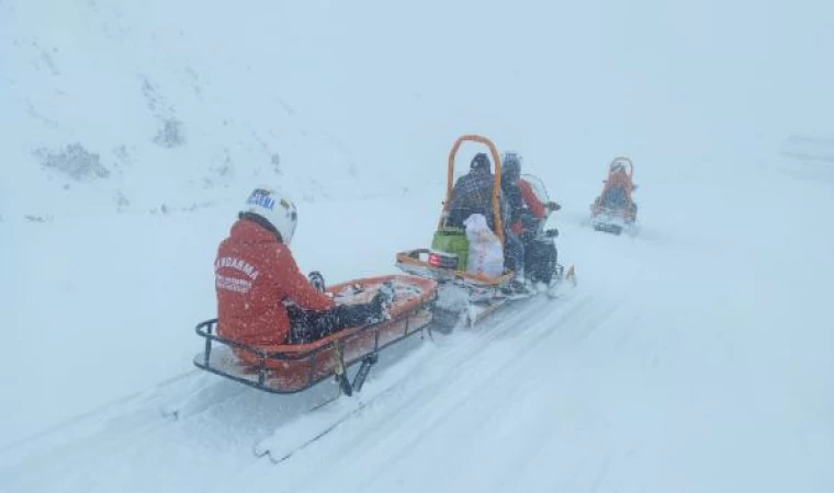 Kar nedeniyle yolu kapanan mazradaki hasta çocuğu JAK timi hastaneye ulaştırdı