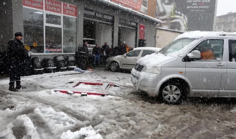 Kar yağdı, lastikçilerde kış lastiği kuyruğu oluştu