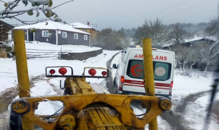 Karabükte hasta almaya giden ambulans kapanan yolda mahsur kaldı