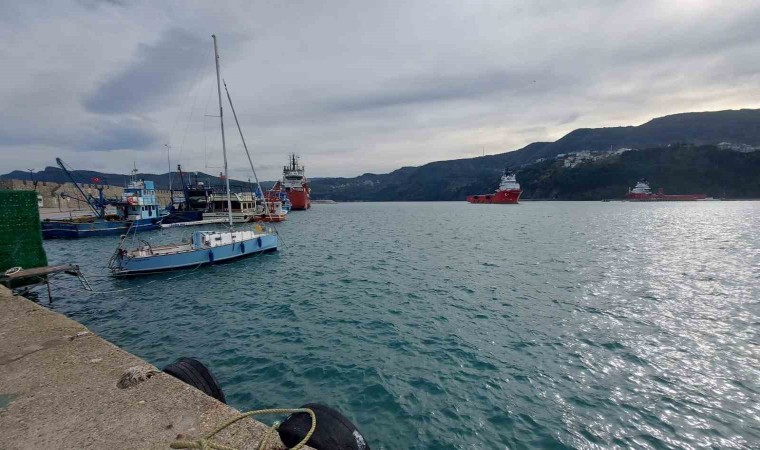 Karadenizde petrol aramada görevli tekneler Amasra Limanına sığındı