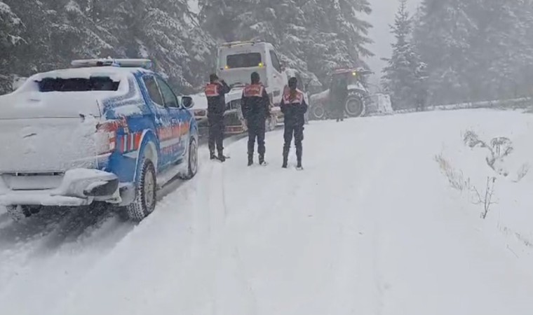 Karda yolda mahsur kalan 4 kişi ölümden döndü