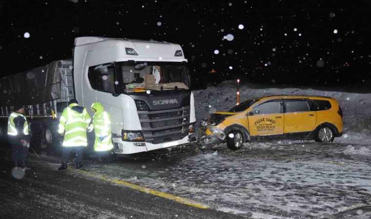 Karsta tır ile taksi çarpıştı: 1 ölü, 3 yaralı