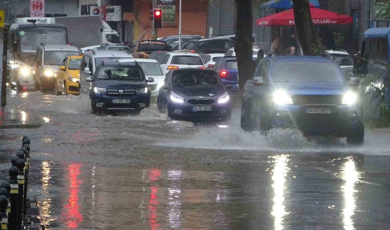 Kartalda şiddetli yağış sonrası caddeleri su bastı