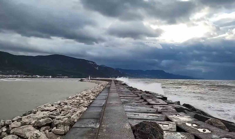 Kastamonuda dalgalar sahili dövdü, tekneler limana sığındı