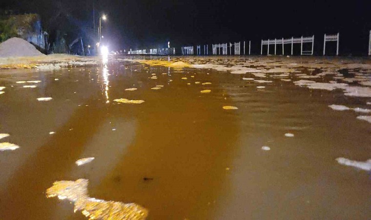 Kastamonuda deniz kara ile birleşti, yol su altında kaldı