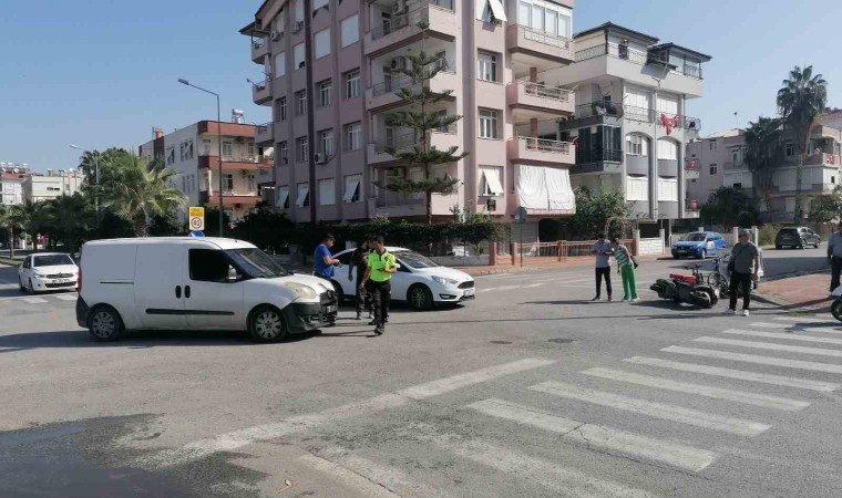 Kavşakta U dönüşü motosiklet sürücüsünü hastanelik etti