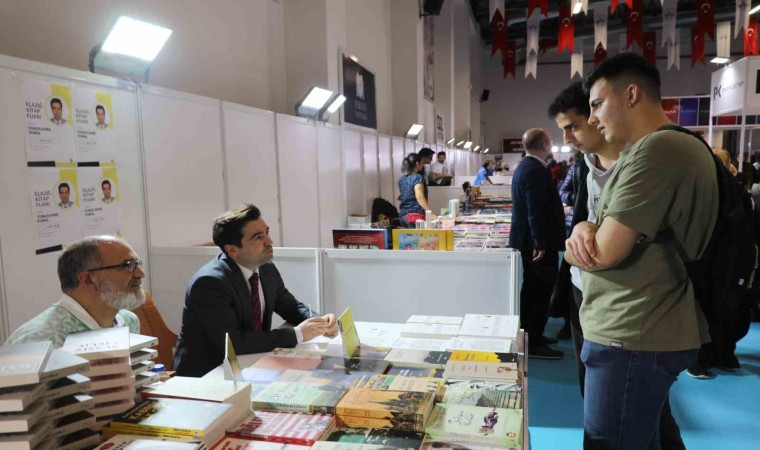 Kaymakam yazar olarak fuara katıldı, öğrenciler şaşırdı