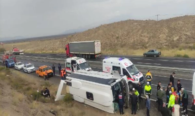 Kayseri’de yolcu midibüsü devrildi: 14 yaralı