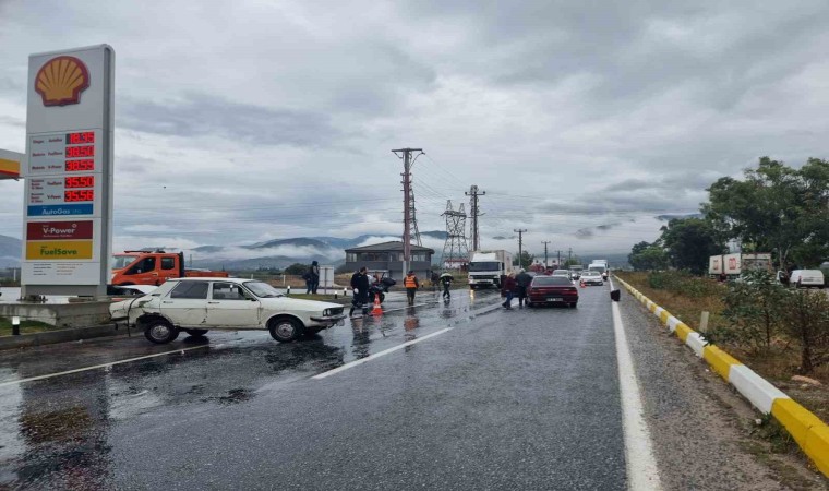 Kaza böyle geldi, araçlar yolda metrelerce kaydı