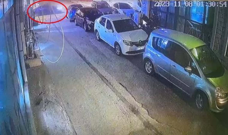 Kazada savrulan otomobilin kaldırıma sıkıştırdığı yayanın bacağı koptu (2)