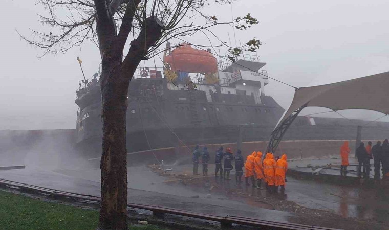 Kdz. Ereğlide kuru yük gemisi karaya oturdu: 13 mürettebat kurtarıldı