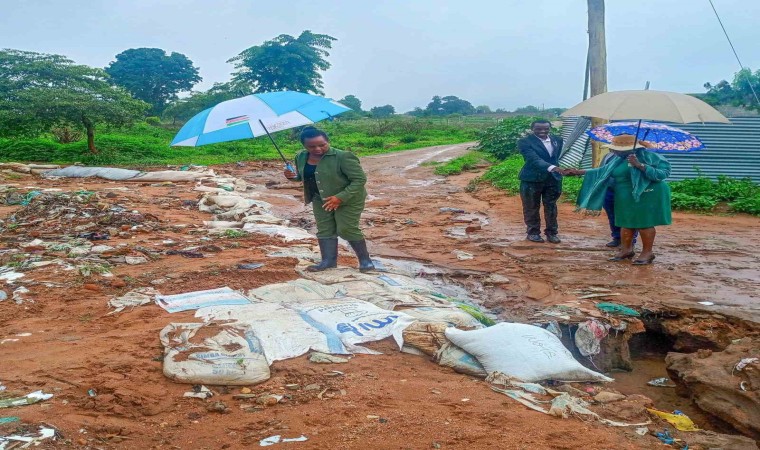 Kenyada taşan nehirden geçmeye çalışan 7 kişi kayboldu