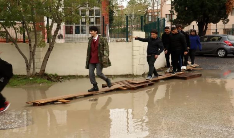 Keşan’da kuvvetli yağışta lise bahçesi su altında kaldı