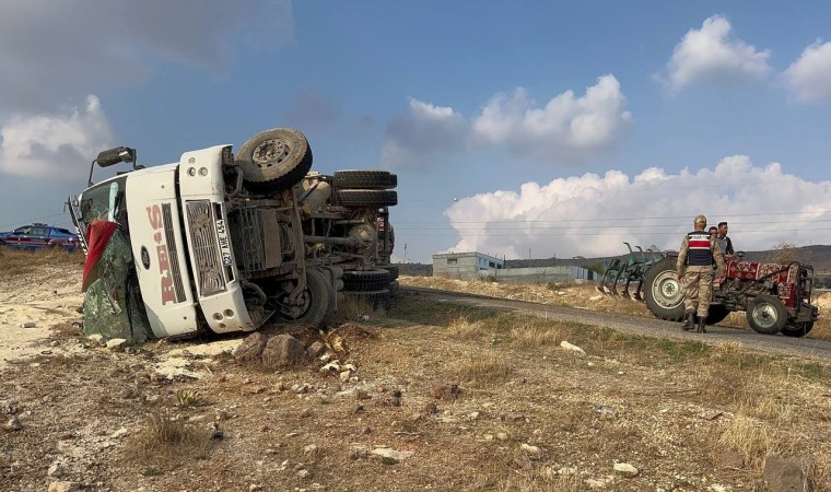 Kiliste kum yüklü kamyon devrildi: 1 yaralı