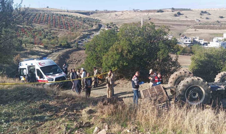 Kiliste traktör devrildi:1 ölü