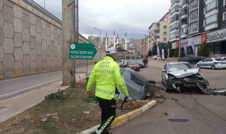 Kırıkkalede iki otomobil çarpıştı: 3 yaralı