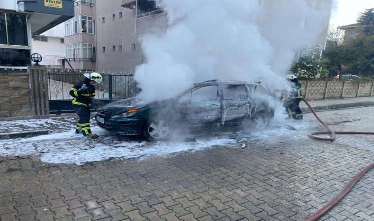 Kırklarelide park halindeki otomobil alev aldı