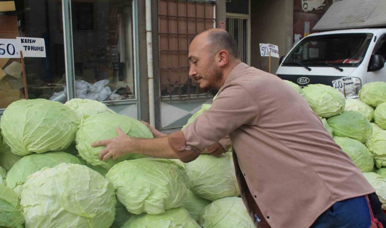 Kış mevsiminin favori sebzesi lahana tezgâhlarda yerini aldı